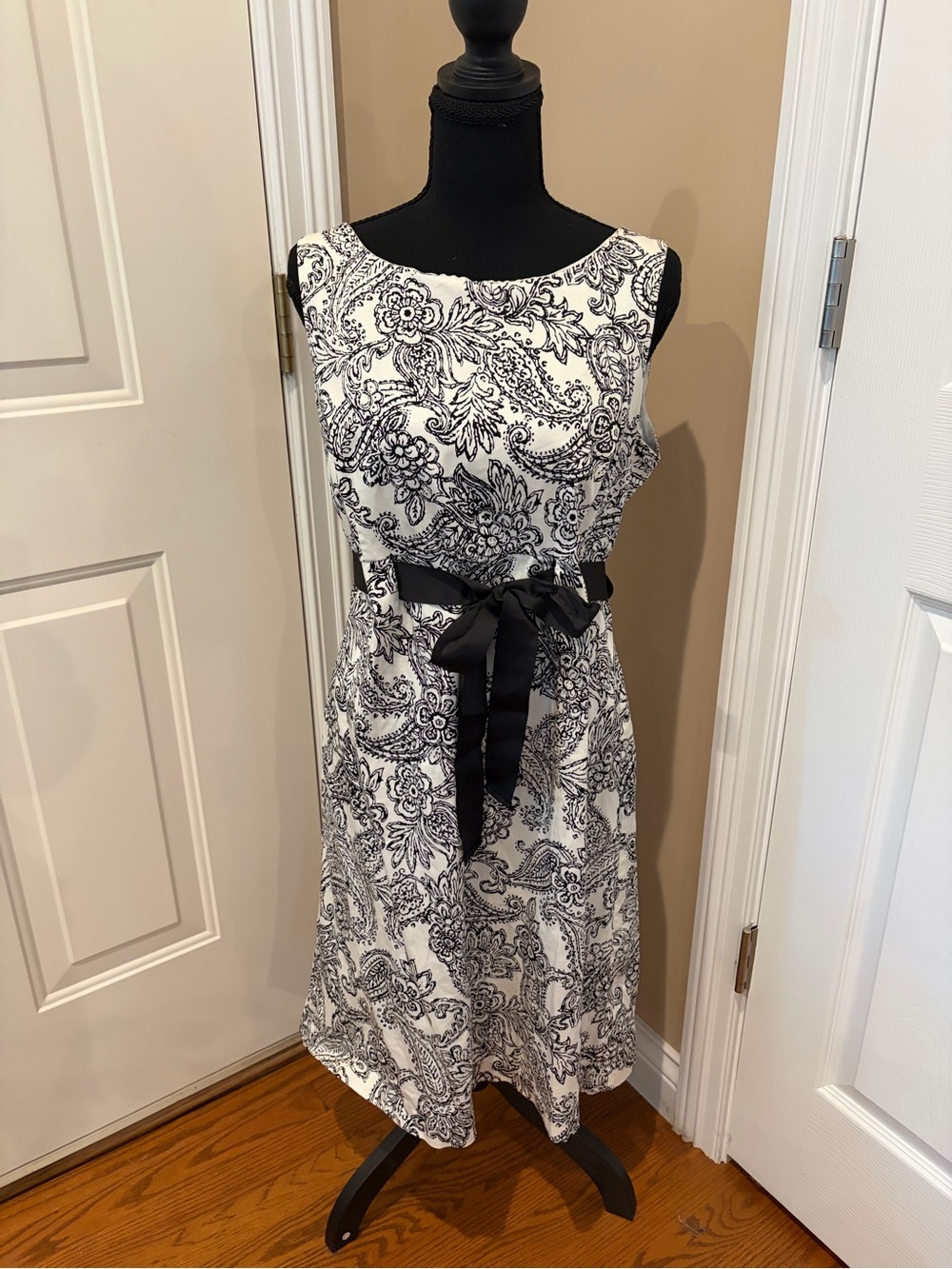 R&K Black & White Paisley Sleeveless Sheath Dress with Waist Tie